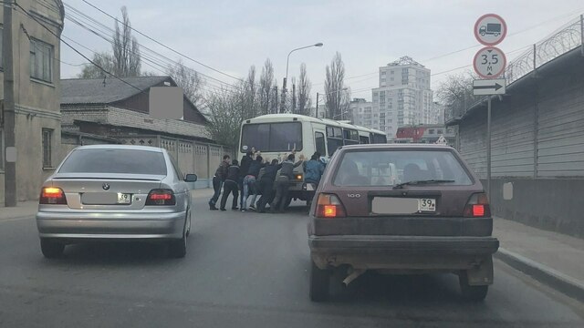 На Правой набережной толпа людей толкала автобус (фото)