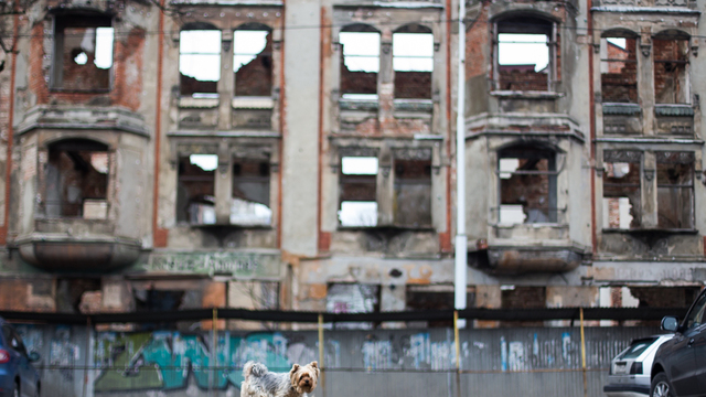 Перекрытые выезды и кран над головой: жители дома рядом с Кройц-аптекой жалуются на неудобства из-за её реконструкции