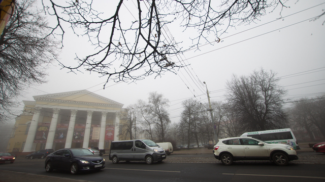 Городские власти просят калининградцев не парковаться рядом с драмтеатром в мае