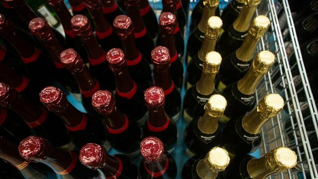 Минфин РФ предложил снизить цену на бензин за счёт возвращения алкоголя на АЗС