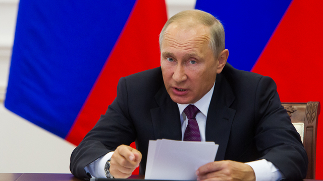 Путин уволил двух прокуроров и пятерых генералов МВД и СК