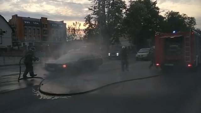 Очевидцы: На Литовском валу загорелся автомобиль (видео)