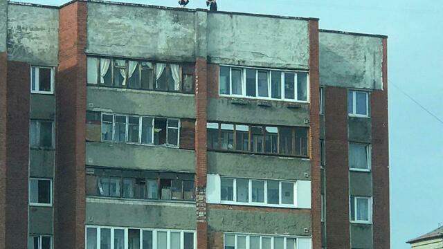 В Калининграде пьяные школьники катаются на скейтбордах и делают опасные селфи на крыше высотки 