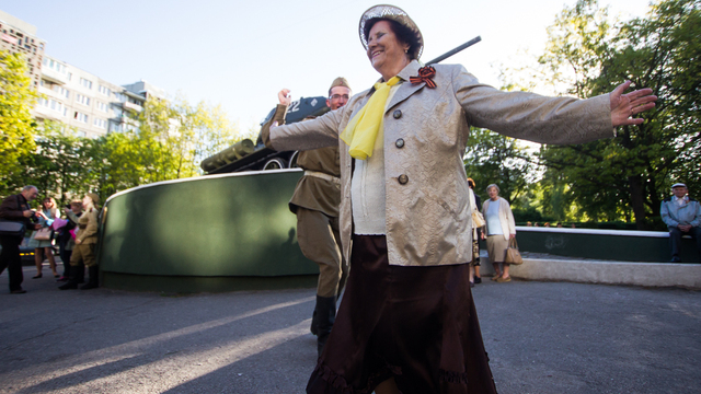 Танцы у танка: как калининградцы под Бернеса отплясывали (фоторепортаж)