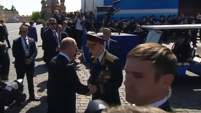 Ветеран, которого оттолкнули от Путина, рассказал об инциденте