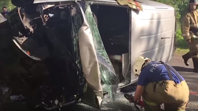 Появилось видео с последствиями лобового столкновения под Гурьевском