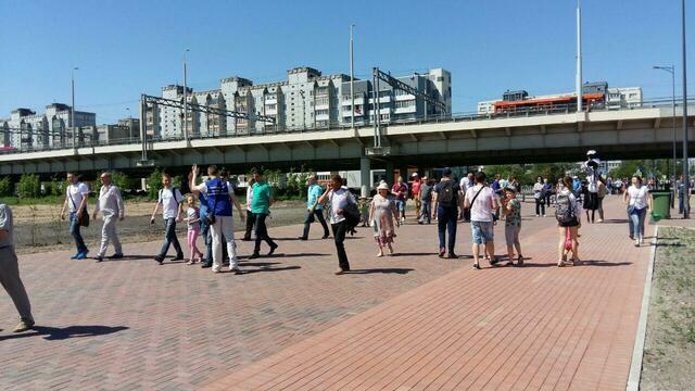 Актёры на ходулях и военный оркестр: как развлекают калининградцев перед матчем открытия на стадионе к ЧМ-2018