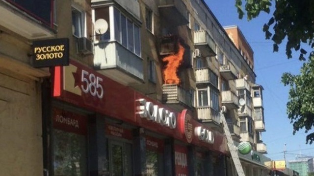 Очевидцы: В Калининграде в доме на Ленинском проспекте загорелись балконы (фото, видео)