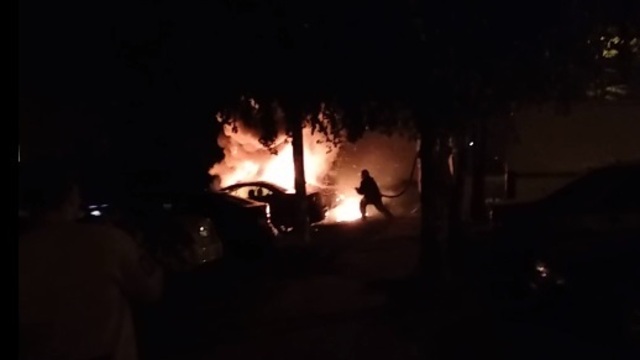 Ночью на ул. Озёрной сгорел автомобиль (видео)