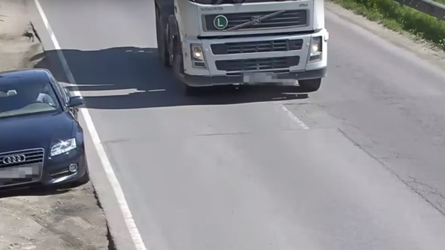 Бетономешалка подрезала Audi в пос. Космодемьянском (видео)