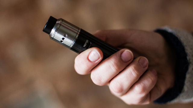 В Московской области запретили продавать вейпы несовершеннолетним