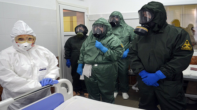 В Калининграде тренировались вывозить из гостиницы условного нигерийца с особо опасной инфекцией (фото)