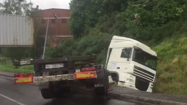 Под Балтийском гружёная фура попала в ДТП перед железнодорожным переездом (видео)