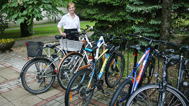 Чиновники калининградского правительства приехали на работу на велосипедах (фото) 