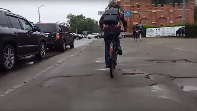 То яма, то пешеход на велодорожке: калининградка сняла на видео, как ехала на велосипеде с окраины в центр 