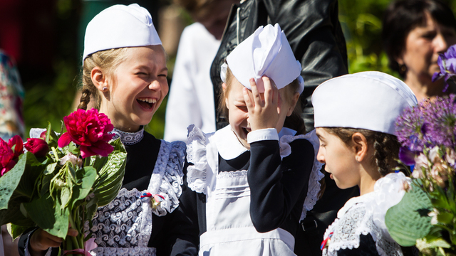 Вальс, пилотки, конфетти: в калининградских школах прозвенел последний звонок (фоторепортаж)