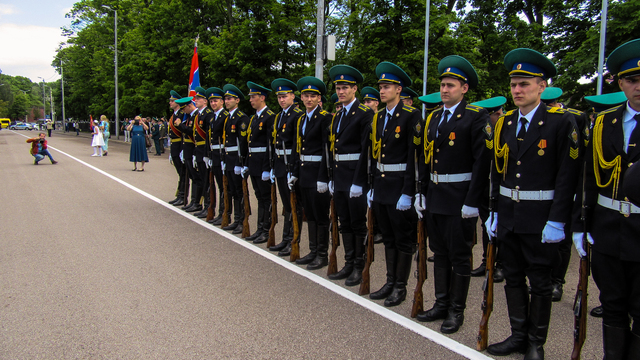 В День пограничника кадеты пронесли по улицам Калининграда портреты героев