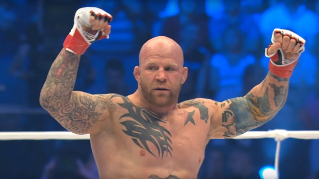 Путин дал гражданство России американскому бойцу ММА Джеффу Монсону