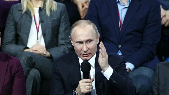 Путин объяснил, зачем фотографируется с голым торсом