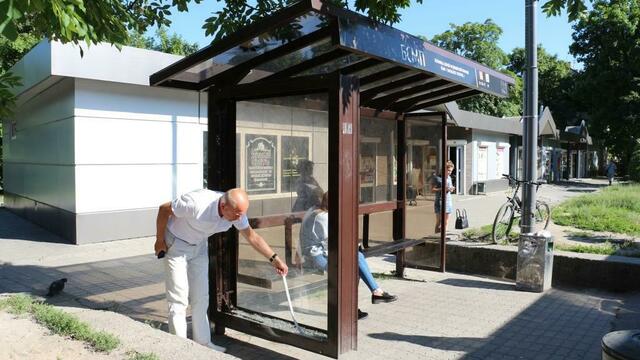 В Калининграде вандалы повредили 19 остановок (фото)