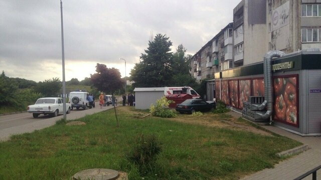 В Audi, который врезался в магазин в Пионерском, получил травму 11-летний мальчик 