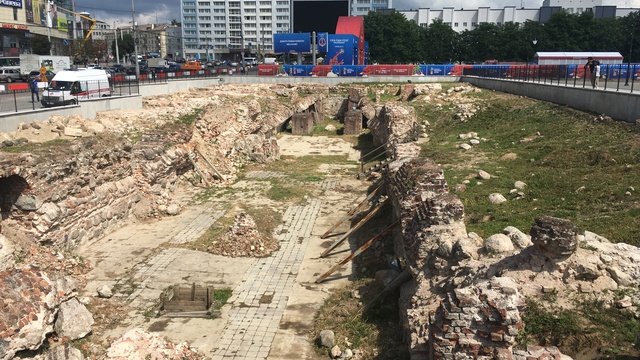 В Калининграде убрали забор вокруг руин Королевского замка (фото)