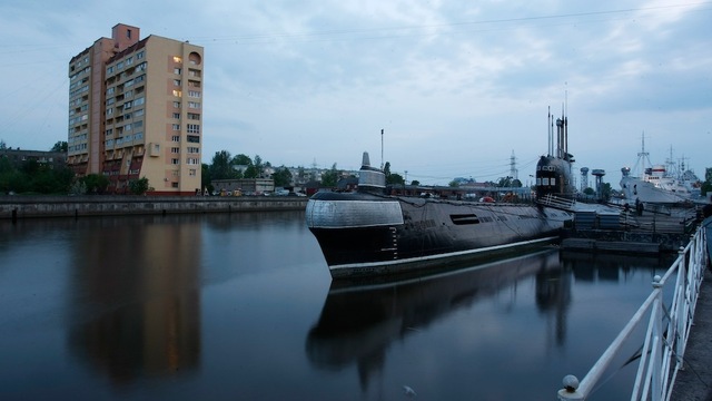 От Музея Мирового океана отбуксировали подводную лодку