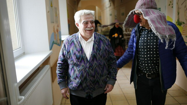 Артисты Полунина научили маленьких пациентов жонглировать апельсинами