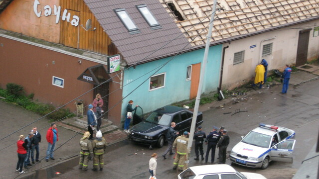 Пьяная калининградка на БМВ врезалась в здание сауны