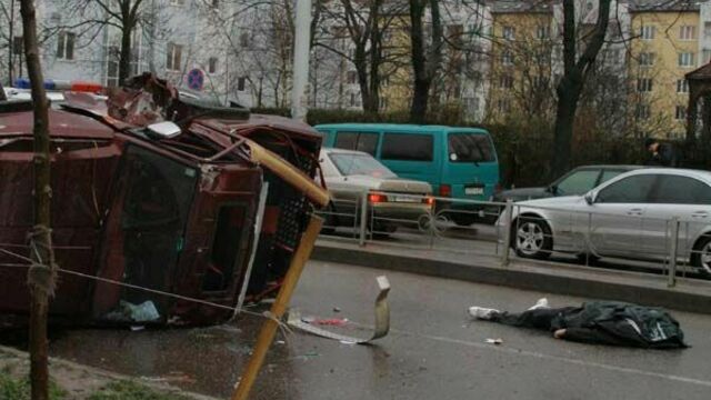 Авария напротив ТЦ 