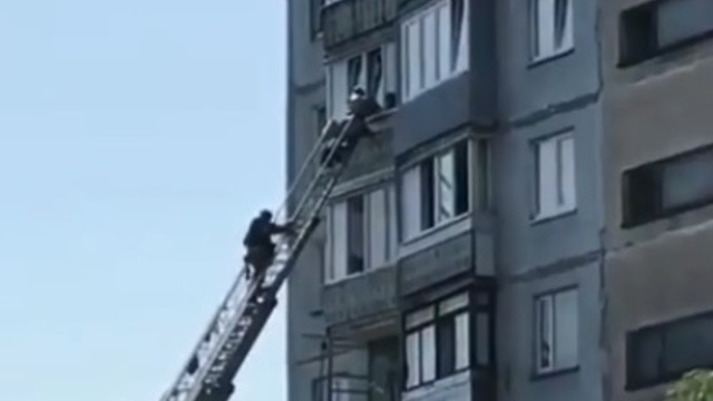 В Калининграде пожарные забрались в окно квартиры из-за загоревшегося на плите обеда (видео)