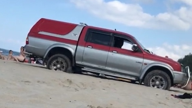 В Зеленоградском районе внедорожник припарковался на пляже (видео)