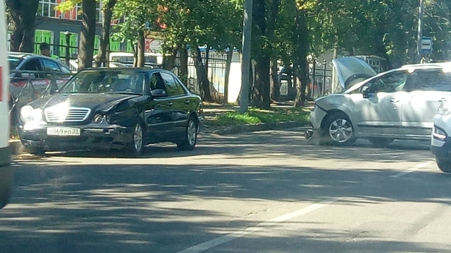 На Литовском валу образовалась пробка из-за двух ДТП