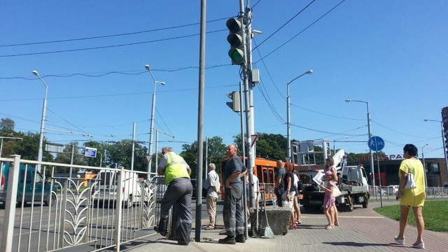 На пл. Василевского бетонируют столбы для замены временных светофоров на постоянные (фото)