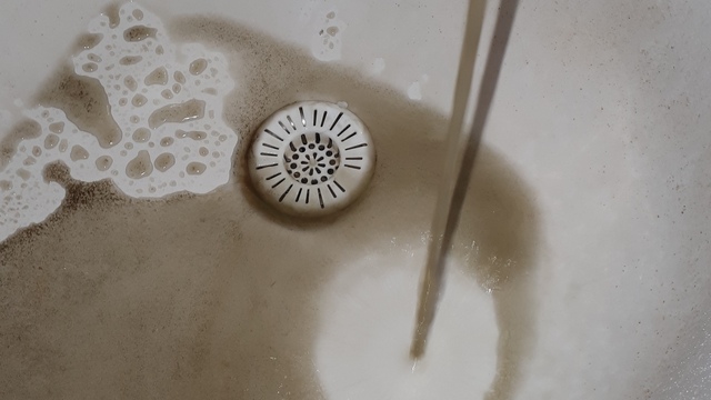 Жители Гвардейска пожаловались на тёмно-коричневую воду из-под крана (фото)