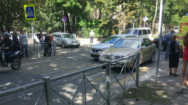 Сбитой на пешеходном переходе на Комсомольской калининградке предварительно диагностировали перелом позвоночника