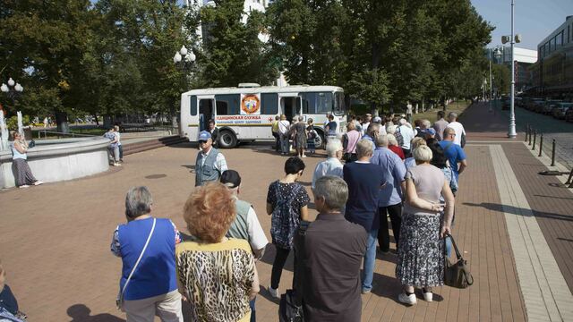 На площади Победы образовалась очередь на бесплатные прививки от гриппа