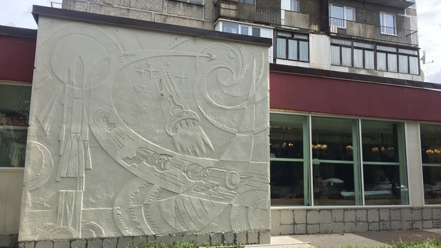 С дома в Зоологическом переулке сбивают изображения ракет (фото)