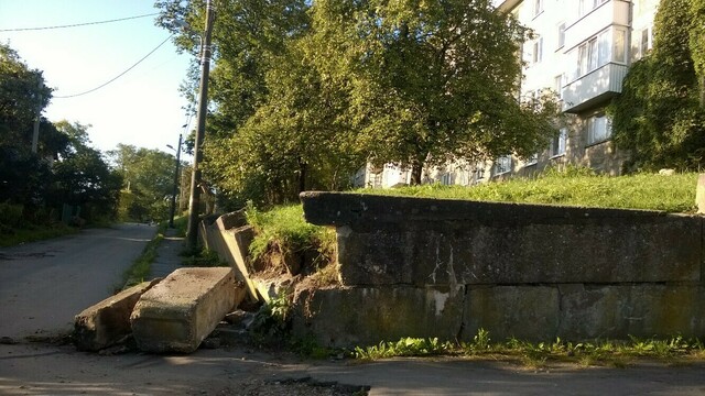 На тротуар по ул. Садовая обрушились бетонные плиты (фото)