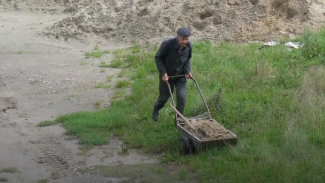 В Светлогорске 80-летний житель сам построил 200 метров дороги