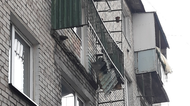 В Советске под ногами четверых людей обвалился балкон, пострадала девушка (фото, видео) 