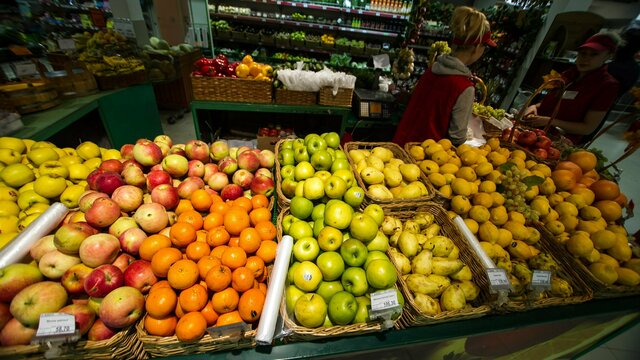 В Литве неизвестные начинили иглами бананы и мясо в магазинах