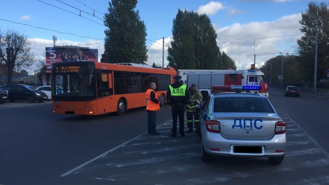 На проспекте Калинина ДТП с автобусом и пожарной машиной стало причиной пробки