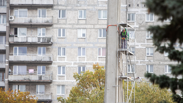 На Московском проспекте начали демонтировать стелу памятного знака морякам-балтийцам