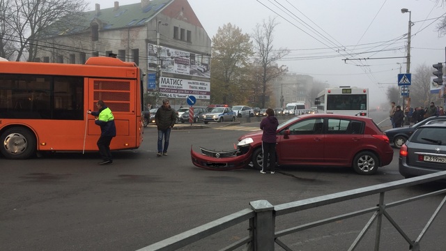 Московский проспект встал в пробке из-за ДТП с автобусом (фото)