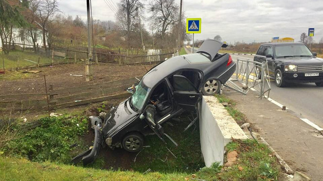Под Черняховском Mercedes упал с моста из-за выбежавших на дорогу школьников