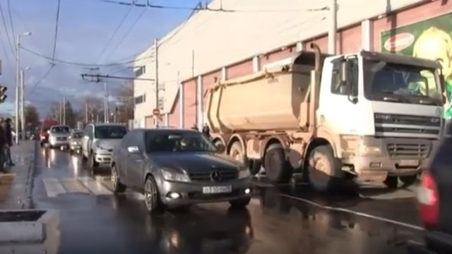 Опубликовано видео с места ДТП на Южном вокзале со сбившим пенсионерку грузовиком