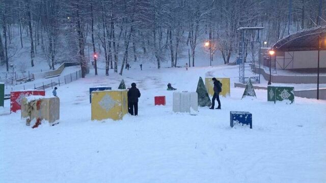 В парке “Центральном” засыпали песком горку и установили на склоне ограничители