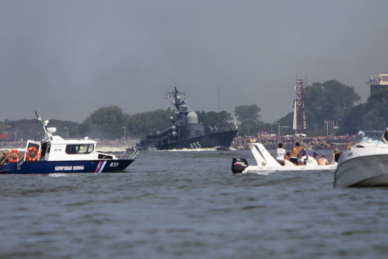 В Балтийске прошёл военно-морской парад в честь Дня ВМФ (фоторепортаж) - Новости Калининграда | Фото: Александр Подгорчук