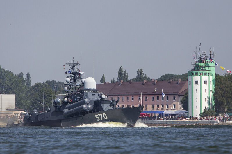 В Балтийске прошёл военно-морской парад в честь Дня ВМФ (фоторепортаж) - Новости Калининграда | Фото: Александр Подгорчук